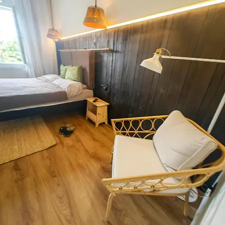 Little United Kingdom Embassy * בוקרשט