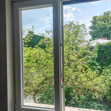 Little United Kingdom Embassy בוקרשט