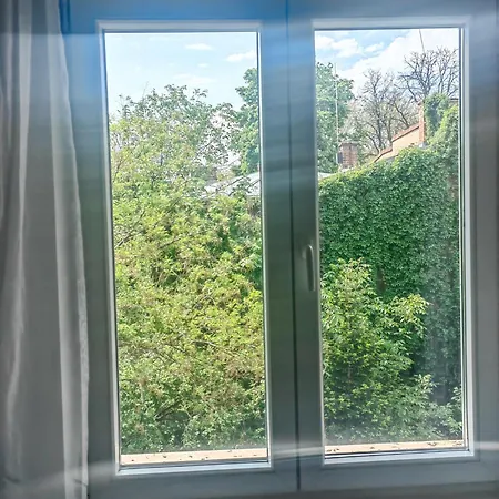 Little Uk Embassy Apartment