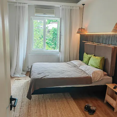 Little Uk Embassy Apartment