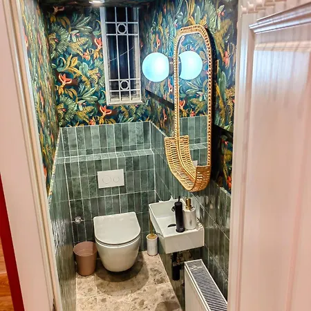 Little United Kingdom Embassy * בוקרשט