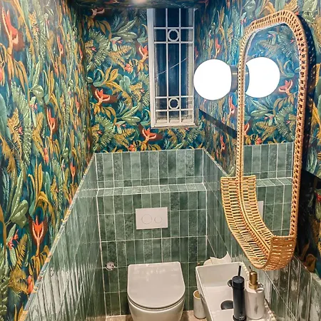 Little United Kingdom Embassy * בוקרשט