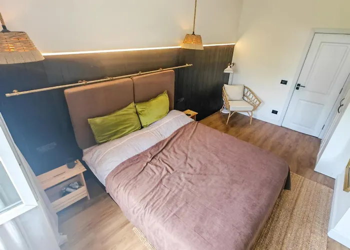 Little United Kingdom Embassy Boekarest