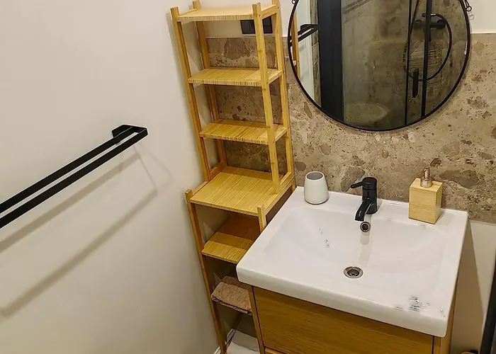 Апартаменти Little United Kingdom Embassy *